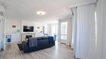 Een televisie en een open haard