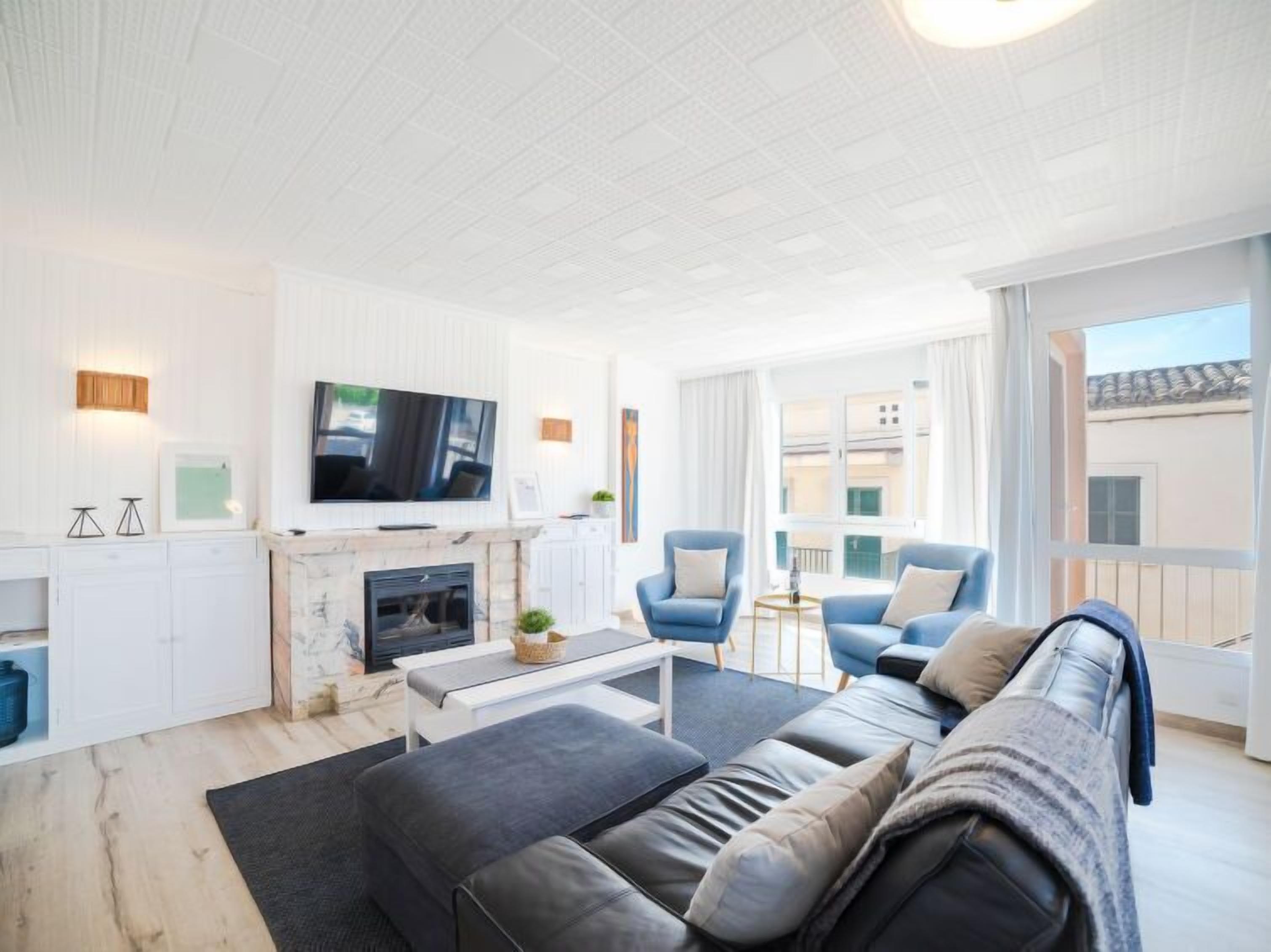 Una televisión, una chimenea