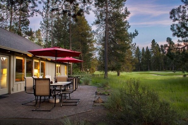 Outdoor dining - Golfside Getaway with A/C, Hot Tub & Pool Table (Sunriver)