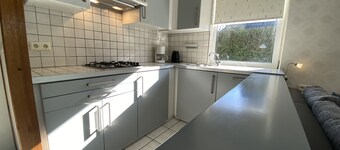 Vakantiehuis met 500 m² omheind terrein met parkeerplaats. Nieuwe keuken in 2019.