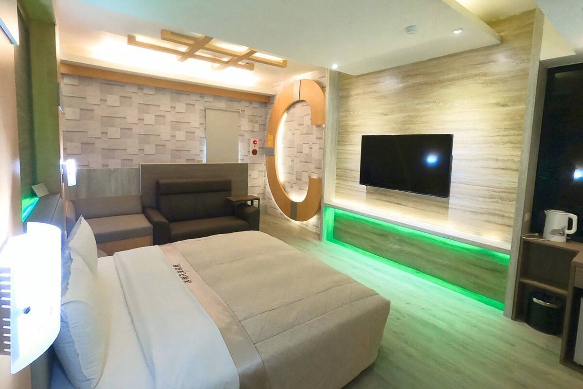 Quarto design | Escrivaninha, cortinas blackout, Wi-Fi de cortesia, roupa de cama
