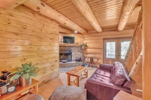 Smart TV, fireplace - Ridge Views - Private Mountain Top Cabin (Gatlinburg)