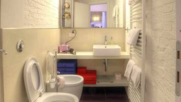 SĂšche-cheveux, peignoirs, serviettes fournies, savon