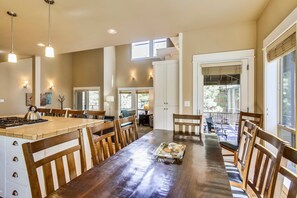 Dining - Big Canyon - Elegant & Spacious, 3 Master King Suites! Community Hot Tub (and Seasonal Pool) (Bend)