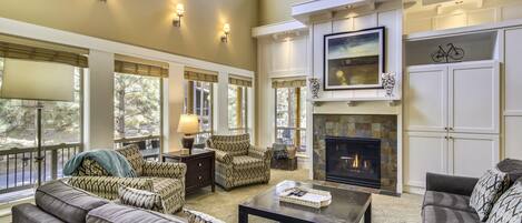 Fernseher, Kamin, DVD-Player