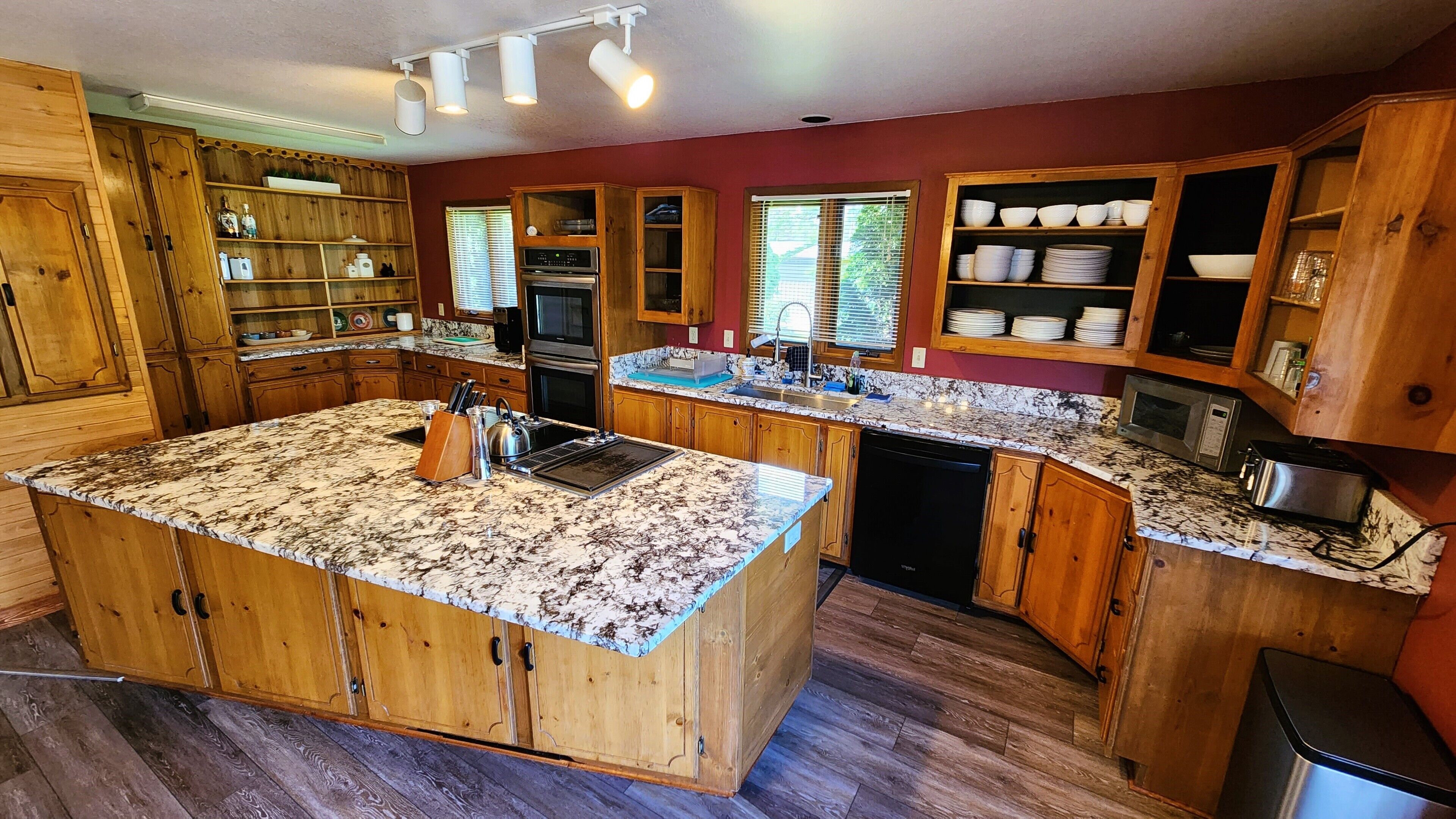 Jääkaappi, mikroaaltouuni, uuni, liesi