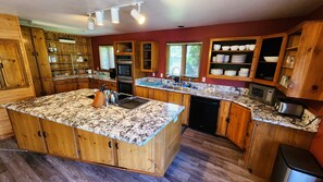 Kylskåp, mikrovågsugn, ugn och spishäll