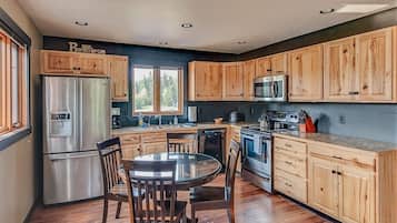 Køleskab, mikrobølgeovn, ovn, kogeplade