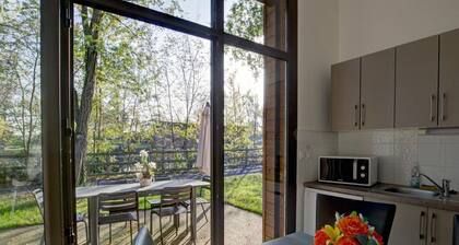 Chalets confortables au bord d'un étang avec terrasse, jardin et nombreuses activités.