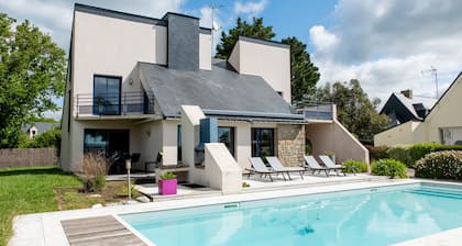 House sea view 80m from the beach with heated pool and secure