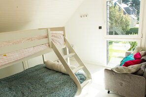3 bedrooms, iron/ironing board, travel cot, WiFi - House sea view 80m from the beach with heated pool and secure (Le Tour-du-Parc)