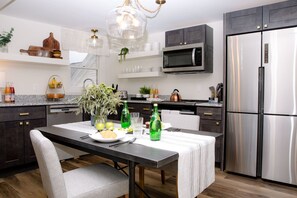 Four à micro-ondes, surface de cuisson, lave-vaisselle