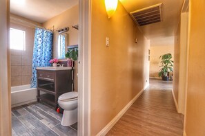Combined shower/bathtub, hair dryer, towels