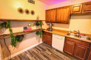 Micro-ondes, cafetière/bouilloire