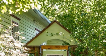 Historiallinen viehättävä bungalow vanhankaupungin sydämessä