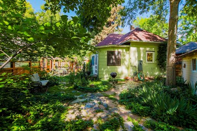 Historic Charming Bungalow in the Heart of Old Town