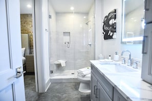 Combinazione doccia/vasca, asciugacapelli, asciugamani, sapone
