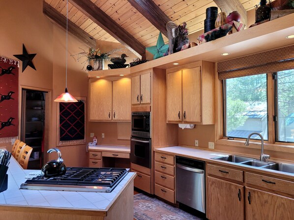 ثلاجة، ميكروويف، فرن، موقد طهي مسطح