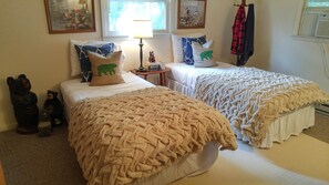 2 chambres, coffres-forts dans les chambres, fer et planche à repasser