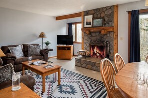 Smart TV, fireplace