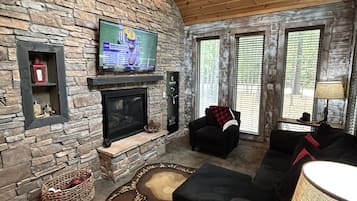 Una Smart TV, una chimenea, una consola de videojuegos, un futbolín