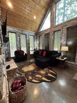 智能電視、壁爐、遊戲機、足球機