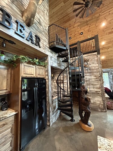 Rowdy Bear Cabin-Fort PlaySet-Fishing Pond-Arcade-Foosball-XBox-Gas Grill-Hottub