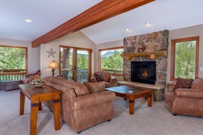 Smart TV, caminetto, videogiochi, lettore DVD