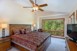 3 bedrooms, desk, iron/ironing board, travel cot
