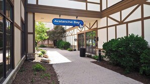 Entrada de un edificio con un letrero que dice "Avalanche Bay Indoor Waterpark".