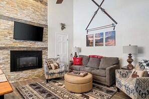 Smart-TV, Kamin, Bücher, Arbeitsbereiche