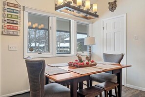 Dining - Hilltop Condo: Ski in Ski Out (Boyne Falls)