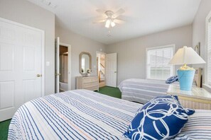 4 bedrooms, iron/ironing board, WiFi (free), bed sheets - The Colman at Ships Watch in Duck (Duck)