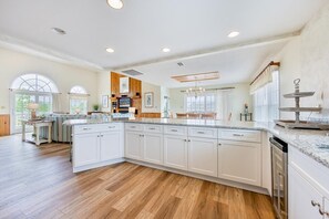 Fridge, microwave, oven, stovetop - The Colman at Ships Watch in Duck (Duck)