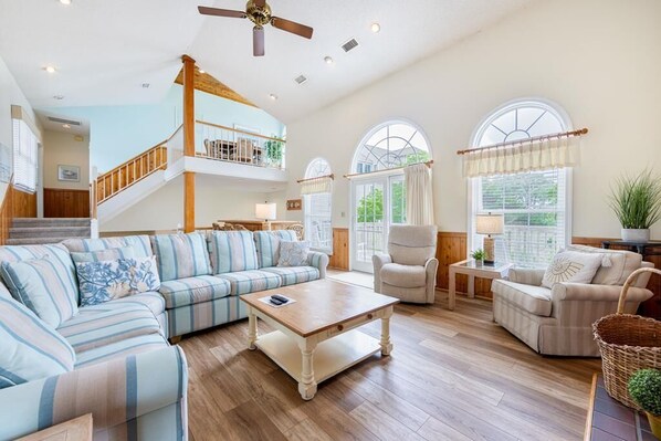 TV, fireplace, DVD player, stereo - The Colman at Ships Watch in Duck (Duck)