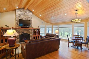 TV a schermo piatto, caminetto, tavolo da ping pong