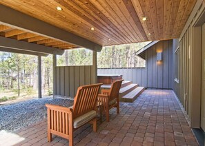 Terrace/patio - Nature Retreat with Hot Tub, Deck & BBQ (Sunriver)