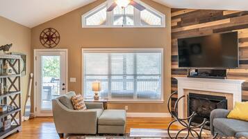 Una Smart TV, un reproductor de DVD, una mesa de tenis de mesa, libros