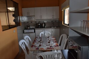 Geladeira, micro-ondas, cafeteira/chaleira, chaleira elétrica