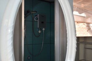 Dusj, hårføner, håndklær og såpe