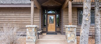Waterfront cabin on Hebgen Lake, near fishing/boating & Yellowstone