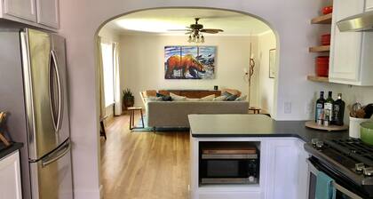 Lovely 4 Bed 2 Bath-talo. Lähellä keskustaa, joen trailia, yliopistoa ja muuta!