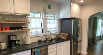 Lovely 4 Bed 2 Bath-talo. Lähellä keskustaa, joen trailia, yliopistoa ja muuta!