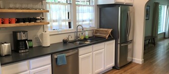 Belle 4 chambres 2 salles de bain. PrÚs du centre-ville, River Trail, Université et plus!