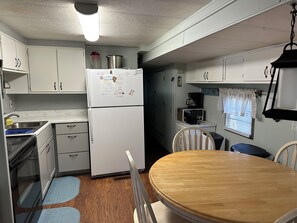 Réfrigérateur, four à micro-ondes, un four, surface de cuisson