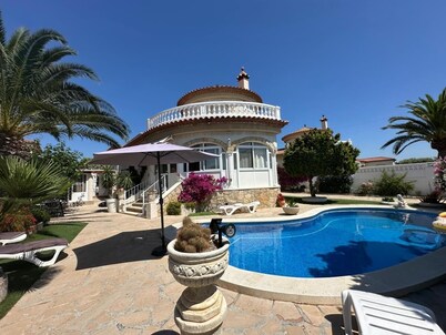 Charming villa with private pool in Miami Platja!