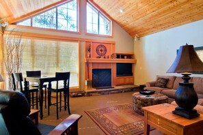 TV, fireplace, ping pong - Fremont Retreat with A/C, BBQ & Central Location (Bend)