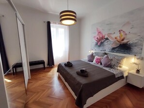 2 quartos, cofres nos quartos, Wi-Fi de cortesia, roupa de cama