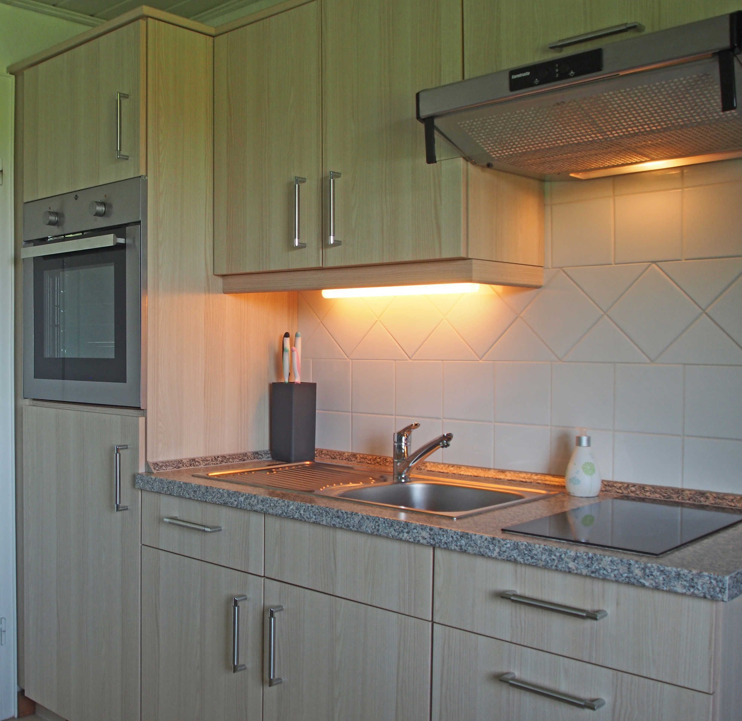 Fridge, microwave, oven, coffee/tea maker