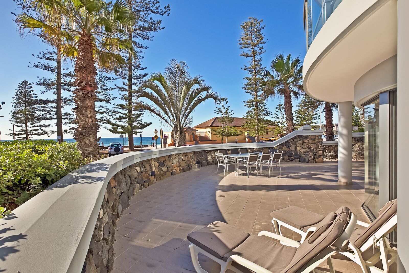 BEACHSIDE BEAUTY IN MANLY- APT 2